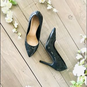 𝐿𝑎𝑢𝑟𝑒𝑛 𝐶𝑜𝑛𝑟𝑎𝑑 𝐻𝑒𝑒𝑙𝑠